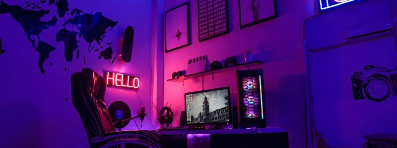 Gaming setup met scherm, toetsenbord en paarse neonverlichting
