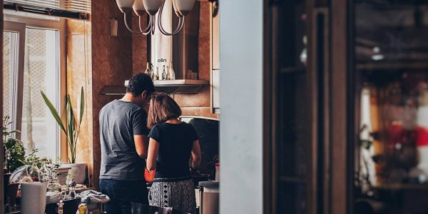 Koppel dat samen ontbijt maakt in de keuken