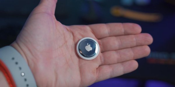 person holding apple airtag