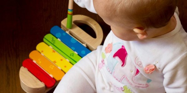 Baby speelt met kleurrijk speelgoed als Sinterklaascadeau