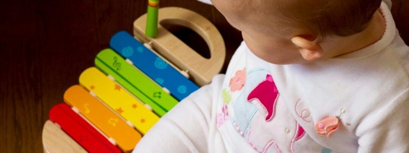 Baby speelt met kleurrijk speelgoed als Sinterklaascadeau