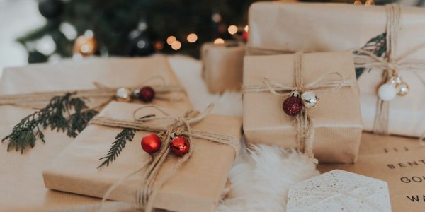 Duurzame kerstcadeaus in kraftpapier met natuurlijk kerstgroen