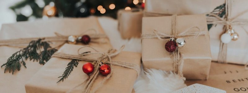 Duurzame kerstcadeaus in kraftpapier met natuurlijk kerstgroen