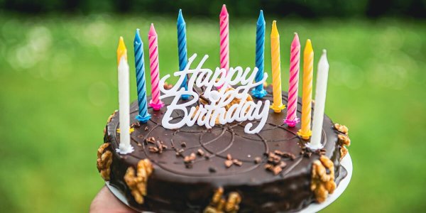 Verjaardagstaart met kaarsjes als cadeau-inspiratie voor een 16-jarige