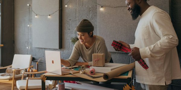 Collega’s pakken samen cadeaus in voor een Secret Santa-uitwisseling