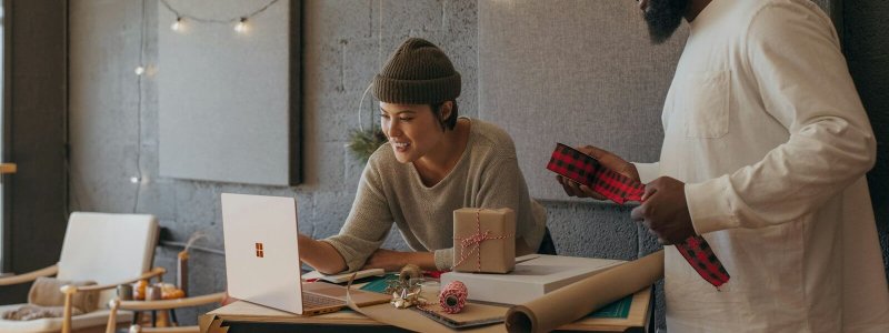 Collega’s pakken samen cadeaus in voor een Secret Santa-uitwisseling