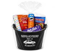 Emmer - Gefeliciteerd met je rijbewijs in geschenkverpakking - Gevulde cadeau emmer - met tekst - Verpakt in cellofaan - 12 liter - zwart - Verjaardag man & Vrouw - Jubilieum cadeau - Geslaagd cadeau