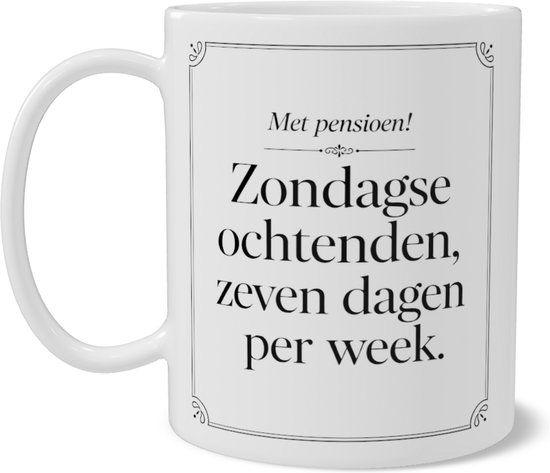 Mok met Tekst - Met pensioen! Zondagse ochtenden, zeven dagen per week. - Pensioen Cadeau Man en Vrouw - Grappige Beker Gepensioneerd - Afscheid Collega - Koffiemok Thuiswerkplek - Dubbelzijdig Bedrukt