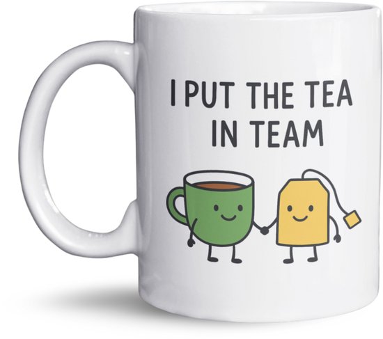 NietMokken.nl - Grappige kantoormok – I PUT THE TEA IN TEAM – Grappige beker met woordspeling – Cadeau collega of teamlid – Koffiemok 325ml – Keramiek – Aan beide zijden bedrukt – Voor werk en kantoor - Voor teamleider, manager, collega, of baas